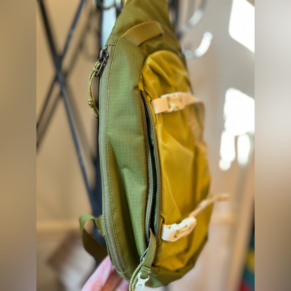 Patagonia Atom Sling Bag 8L: graze green - Picture 4 of 5